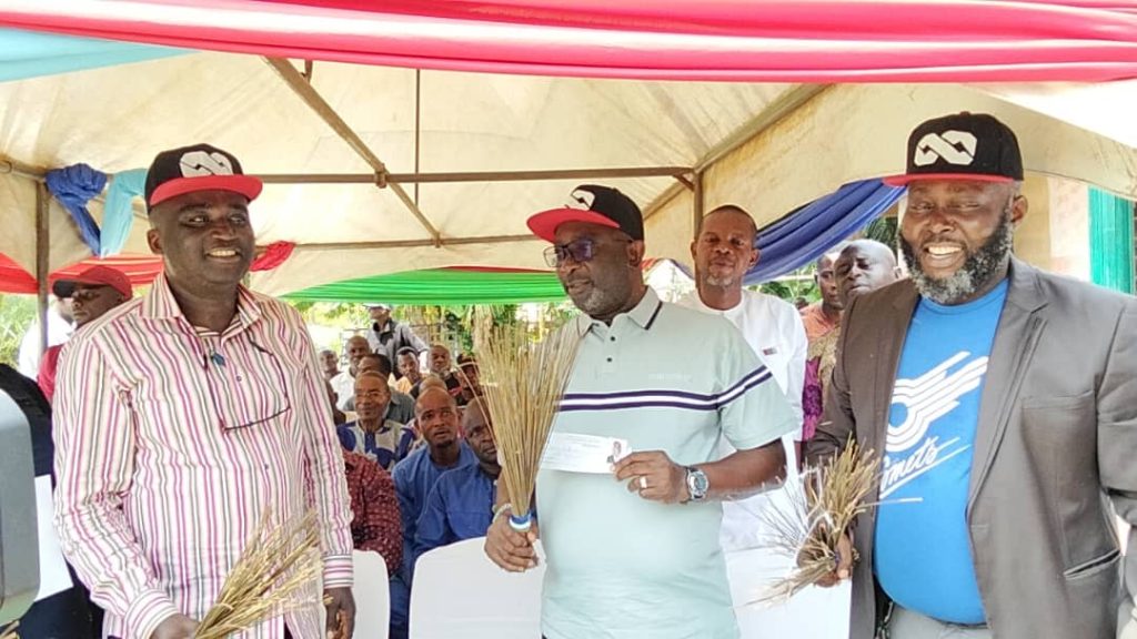Etinan Council Chairman, Uko Umo quits PDP, officially joins APC ...