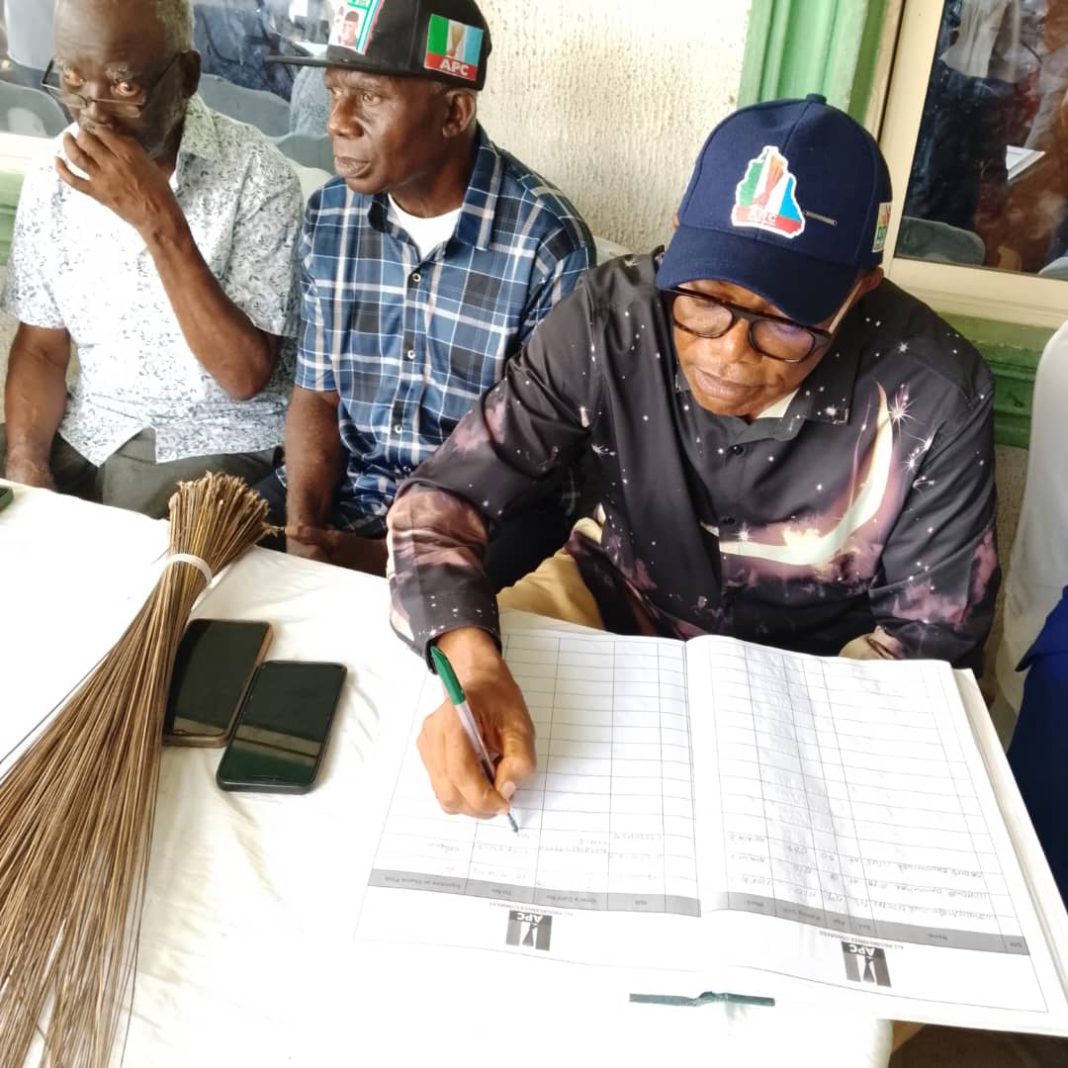 Mbioto 1 Political Leader, Obong Emmanuel Titus, his team received into APC