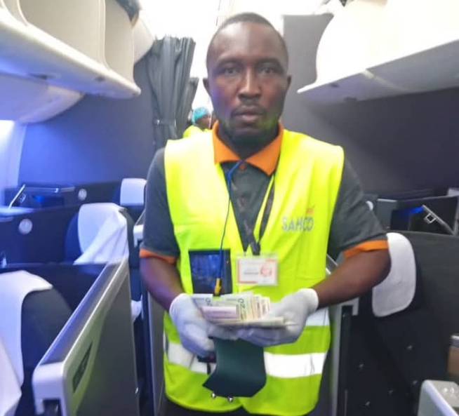 Airport worker hailed for integrity after returning $730, credit cards found on flight